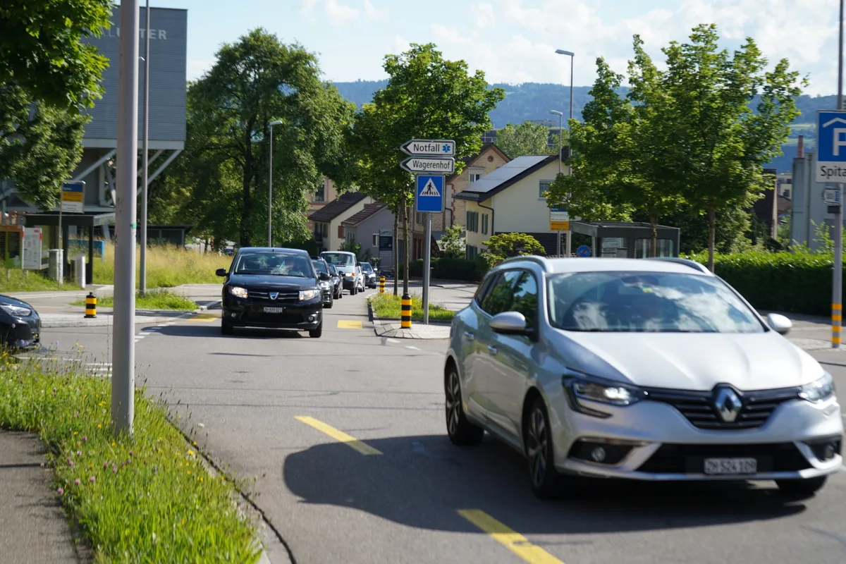 Autos stehen im Stau.
